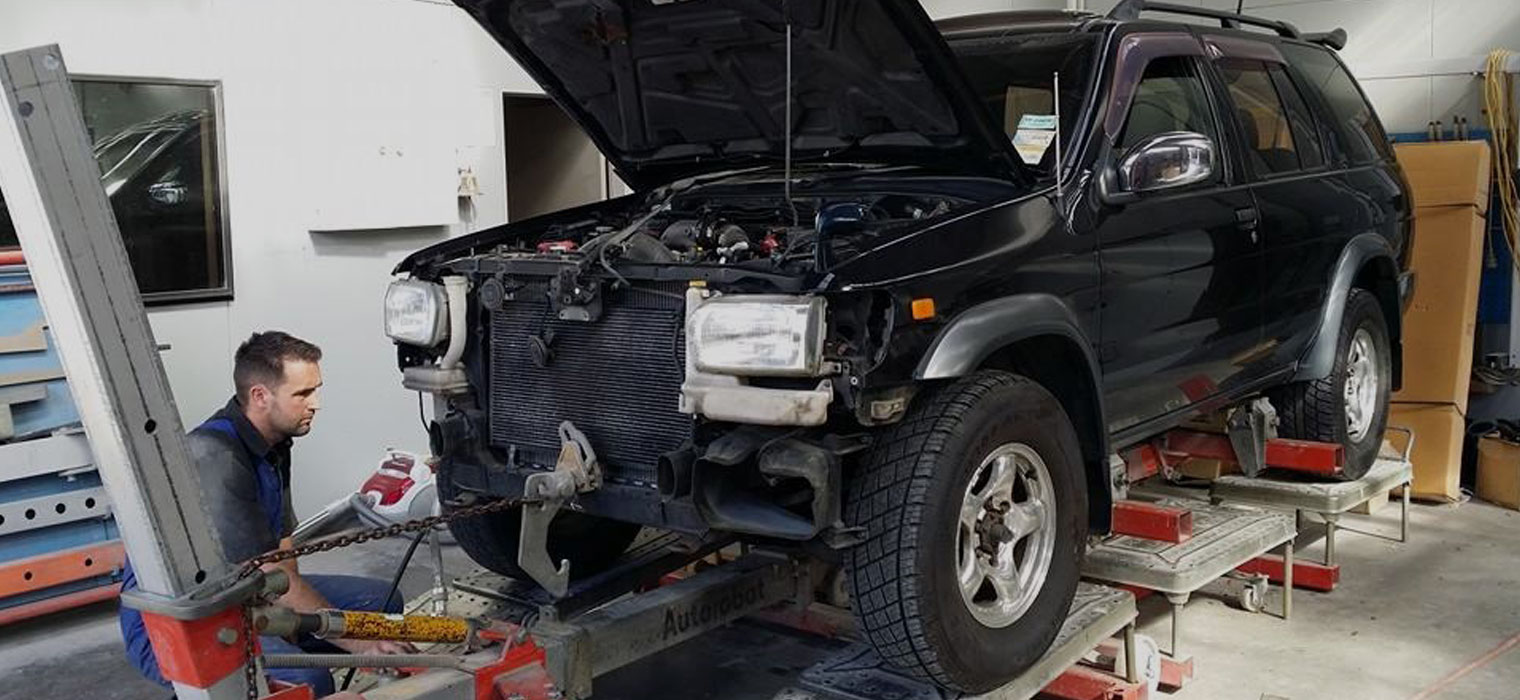 Professional dent removal service for damaged car panels